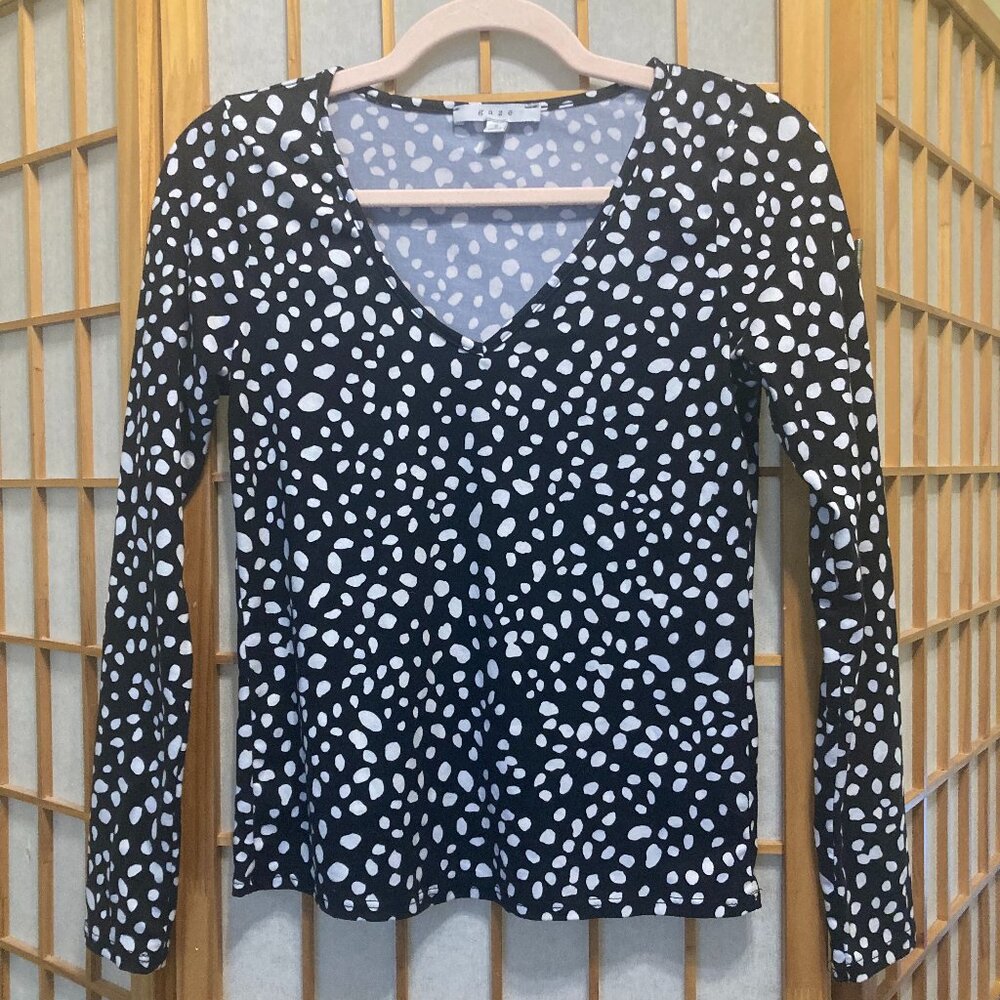 Long Sleeve Spotted V-Neck Top